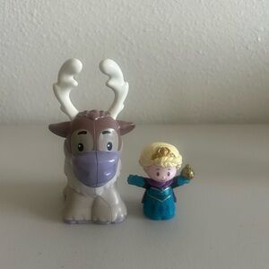 Little people talking Sven and Elsa